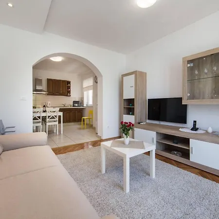 Ema-two Bedroom With Sea View Perla Rogotin