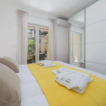 Lejlighed Ema-two Bedroom With Sea View Perla Rogotin